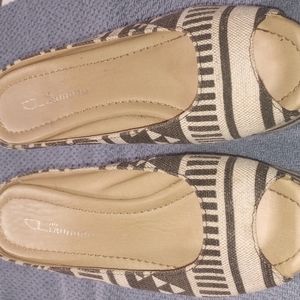 Size 7 1/2 CL Laundry wedge.